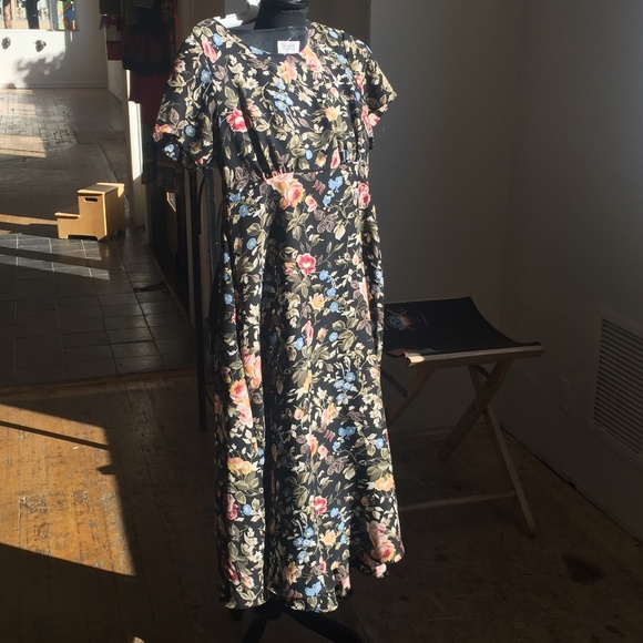 Dark floral cottagecore midi shortsleeved dress - Picture 4 of 7